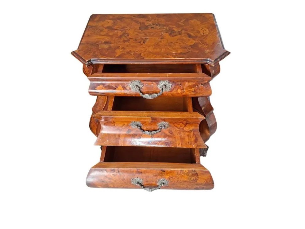 Trittico Baroque Néerlandais Années 20 – Coiffeuse et Paire de Chevets Marquetés