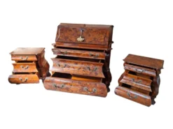 Trittico Baroque Néerlandais Années 20 – Coiffeuse et Paire de Chevets Marquetés