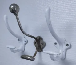 Trois patères fonte émaillée et métal vintage patine