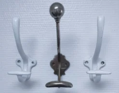 Trois patères fonte émaillée et métal vintage patine