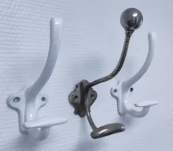 Trois patères fonte émaillée et métal vintage patine