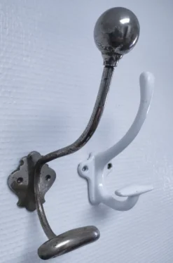 Trois patères fonte émaillée et métal vintage patine