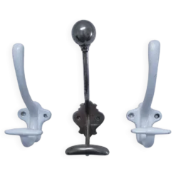 Trois patères fonte émaillée et métal vintage patine