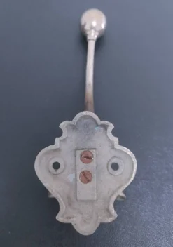 Trois patères fonte émaillée et métal vintage patine