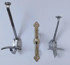 Trois patères laiton chrome aluminium début XXème