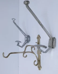 Trois patères laiton chrome aluminium début XXème