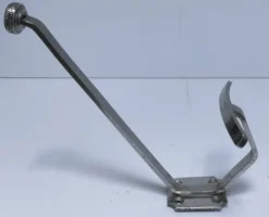 Trois patères laiton chrome aluminium début XXème