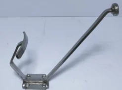 Trois patères laiton chrome aluminium début XXème