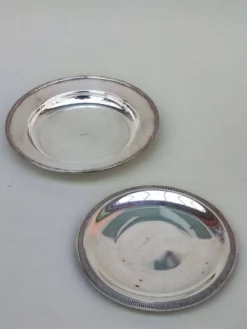Trois sous-verres en métal argenté