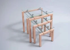 Trois tables gigognes des années 90 en métal peint et verre trempé
