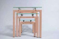 Trois tables gigognes des années 90 en métal peint et verre trempé