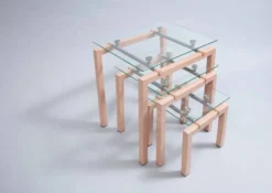 Trois tables gigognes des années 90 en métal peint et verre trempé