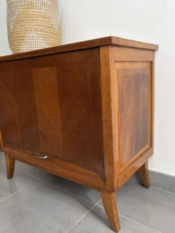 Très beau buffet bas compartimenté vintage