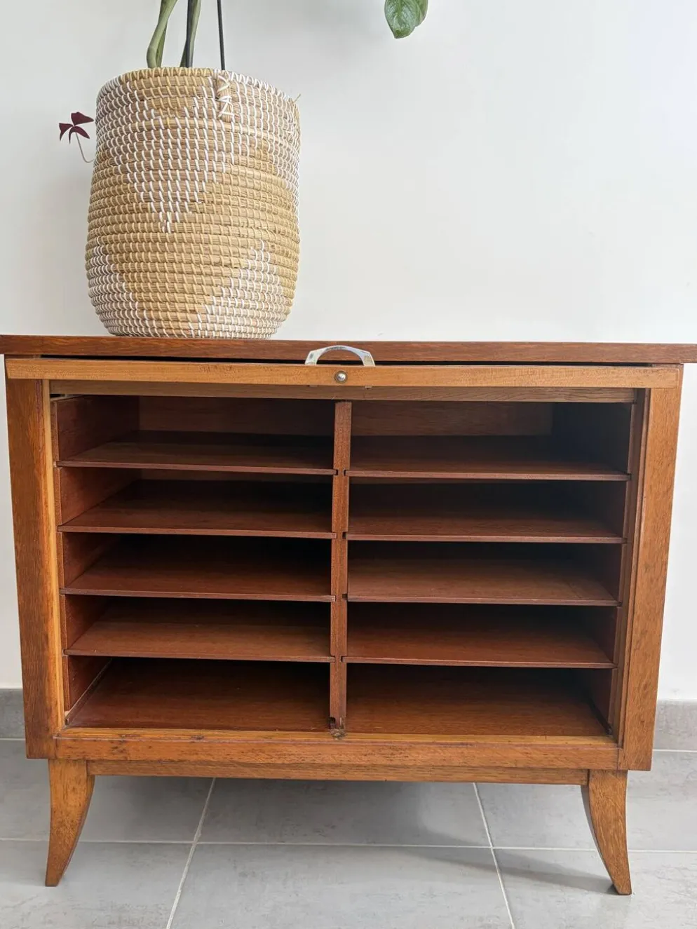 Très beau buffet bas compartimenté vintage