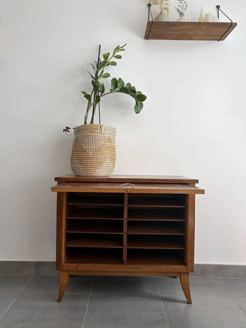 Très beau buffet bas compartimenté vintage