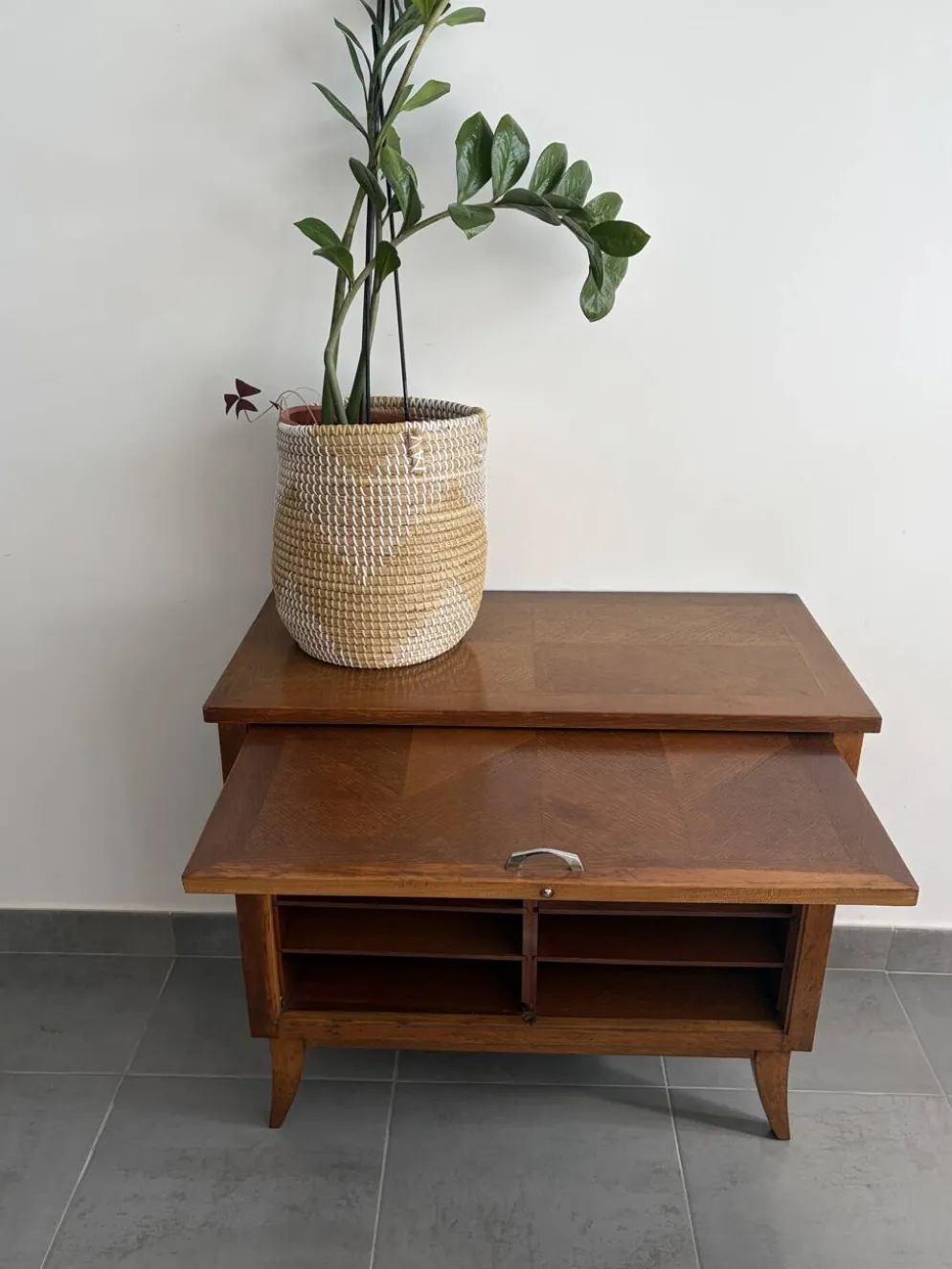 Très beau buffet bas compartimenté vintage