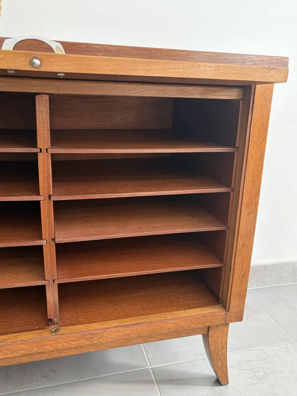 Très beau buffet bas compartimenté vintage