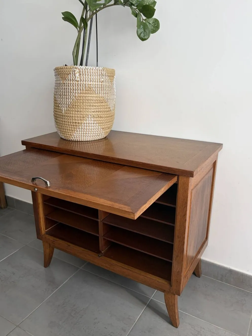 Très beau buffet bas compartimenté vintage