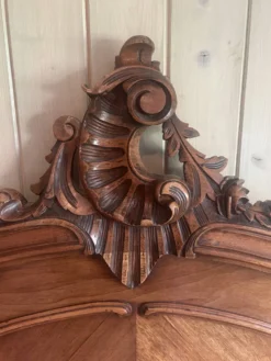 Très beau lit double ancien de style Louis XV, en bois et placage de noyer