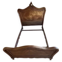 Très beau lit double ancien de style Louis XV, en bois et placage de noyer
