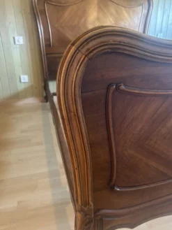 Très beau lit double ancien de style Louis XV, en bois et placage de noyer