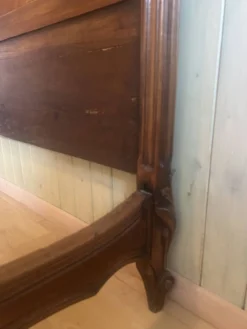 Très beau lit double ancien de style Louis XV, en bois et placage de noyer