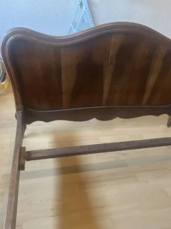 Très beau lit double ancien de style Louis XV, en bois et placage de noyer