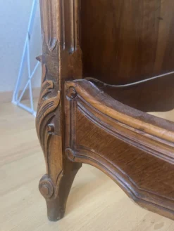 Très beau lit double ancien de style Louis XV, en bois et placage de noyer