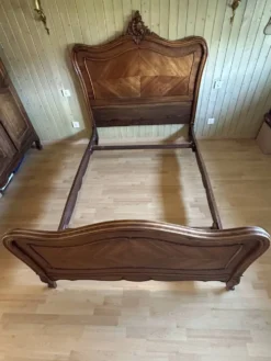 Très beau lit double ancien de style Louis XV, en bois et placage de noyer