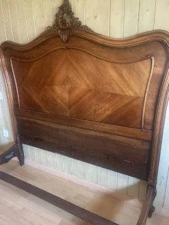 Très beau lit double ancien de style Louis XV, en bois et placage de noyer