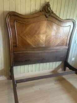 Très beau lit double ancien de style Louis XV, en bois et placage de noyer