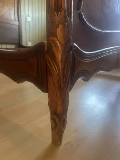 Très beau lit double ancien de style Louis XV, en bois et placage de noyer