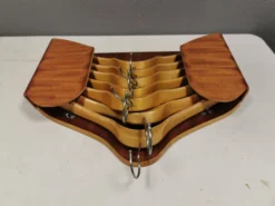 Très beau porte-cintres vintage, comprenant 7 cintres assortis.