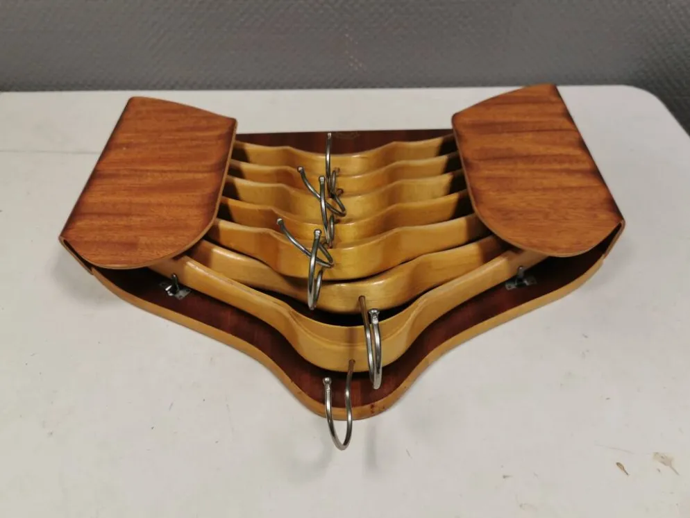 Très beau porte-cintres vintage, comprenant 7 cintres assortis.