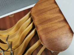 Très beau porte-cintres vintage, comprenant 7 cintres assortis.