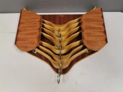 Très beau porte-cintres vintage, comprenant 7 cintres assortis.