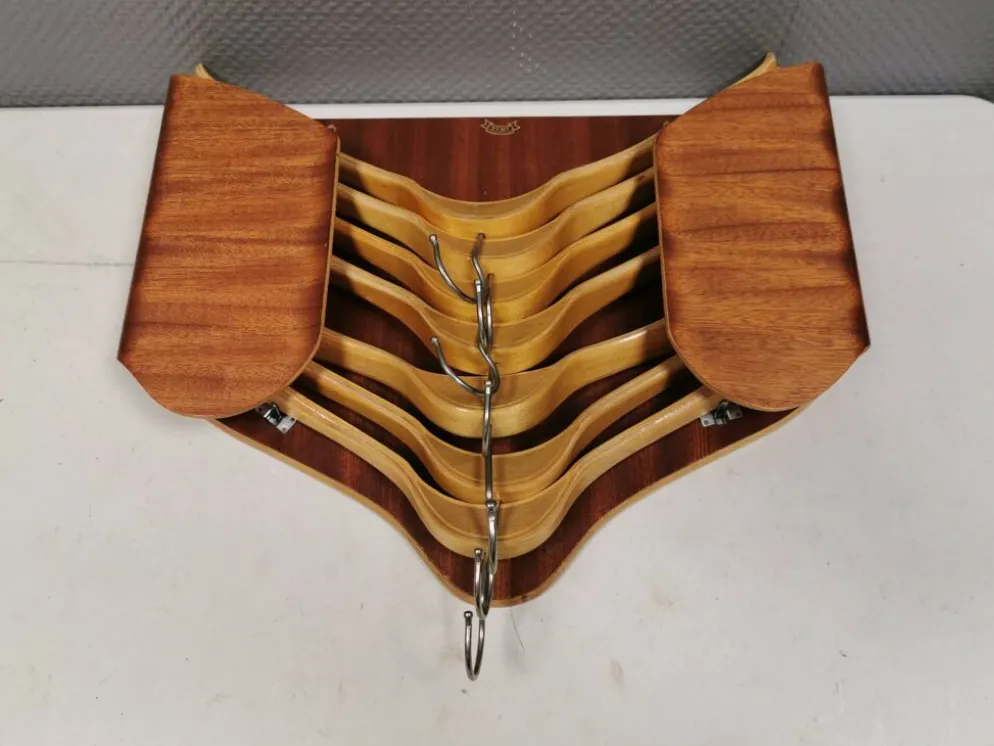 Très beau porte-cintres vintage, comprenant 7 cintres assortis.