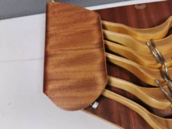 Très beau porte-cintres vintage, comprenant 7 cintres assortis.