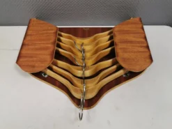Très beau porte-cintres vintage, comprenant 7 cintres assortis.
