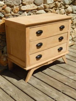 Très charmante petite commode en chêne à pieds compas style scandinave