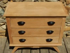 Très charmante petite commode en chêne à pieds compas style scandinave