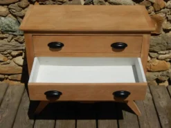Très charmante petite commode en chêne à pieds compas style scandinave