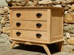 Très charmante petite commode en chêne à pieds compas style scandinave