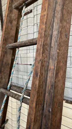 Très grande échelle en bois coulissante vintage