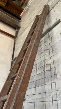 Très grande échelle en bois coulissante vintage