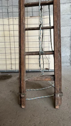 Très grande échelle en bois coulissante vintage