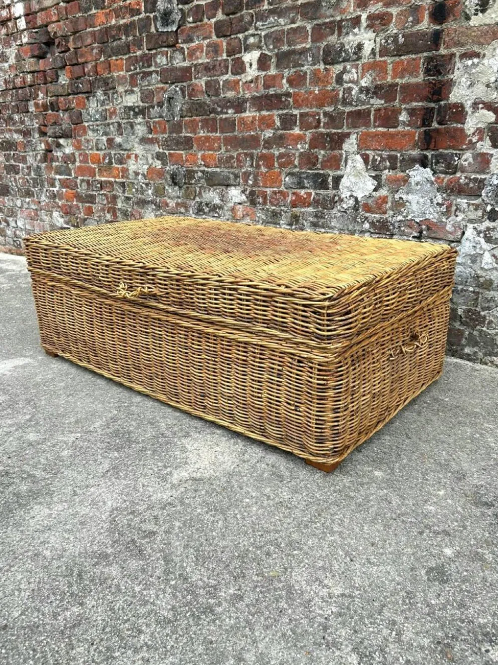 Très grande malle vintage en osier et rotin, coffre ancien