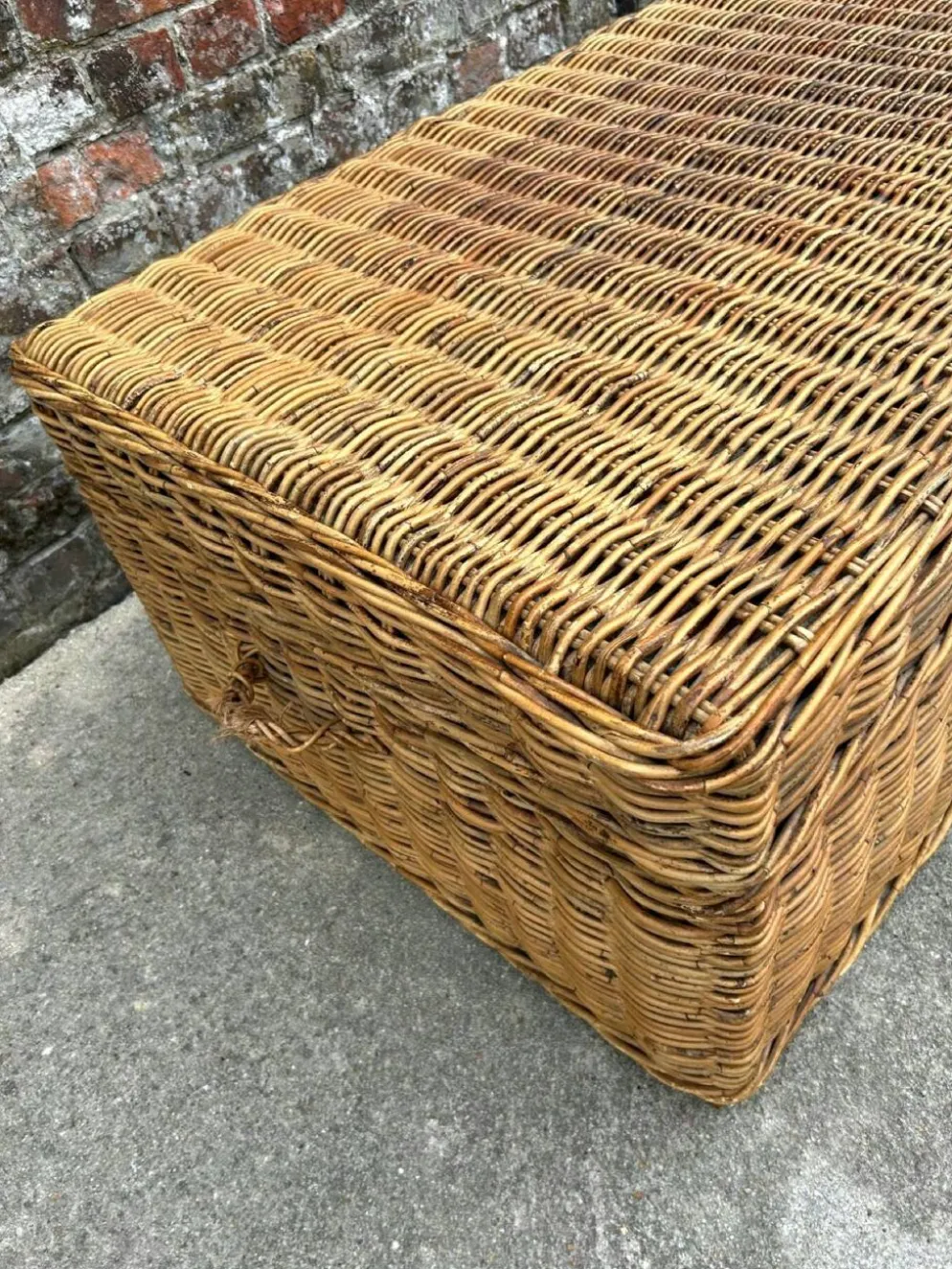 Très grande malle vintage en osier et rotin, coffre ancien