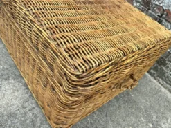 Très grande malle vintage en osier et rotin, coffre ancien