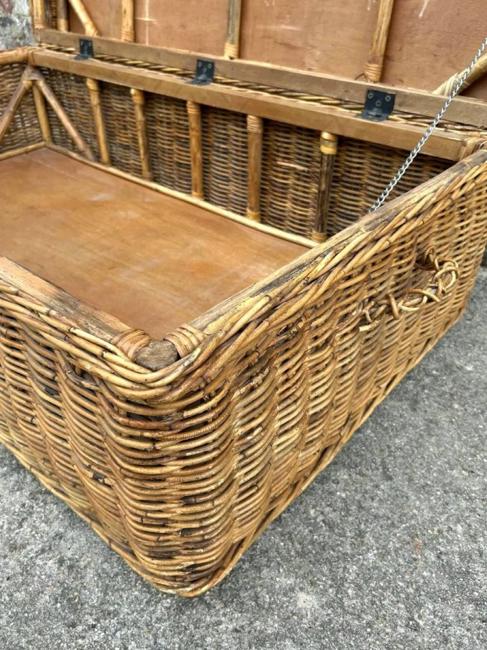 Très grande malle vintage en osier et rotin, coffre ancien
